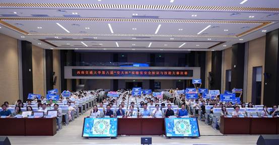 图片包含 室内, 游戏机, 桌子, 飞机场 AI 生成的内容可能不正确。